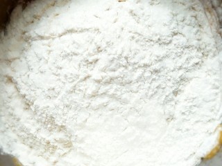 7、红枣南瓜发糕,加入面粉