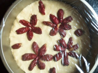 12、红枣南瓜发糕,包上保鲜膜，进行发酵一小时