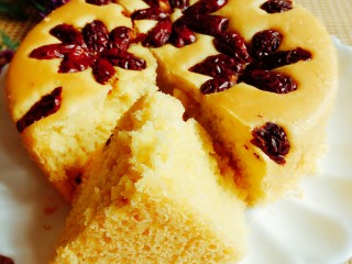 16、红枣南瓜发糕,看这效果，蜂窝一样的哦