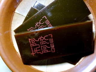 1、滋阴养血阿胶糕,准备好阿胶块