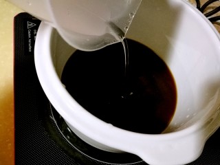 3、滋阴养血阿胶糕,加水