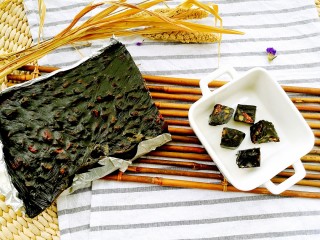 14、滋阴养血阿胶糕,将阿胶膏倒在铺了锡纸的方形盒子里。入冰箱冷藏4小时，或冷冻一小时。