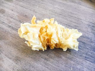 1、 美容养颜 润肺止咳 冰糖银耳炖雪梨,银耳一朵。