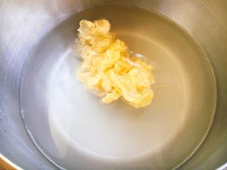 2、 美容养颜 润肺止咳 冰糖银耳炖雪梨,银耳用清水泡发。