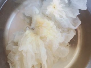 3、 美容养颜 润肺止咳 冰糖银耳炖雪梨,泡发至银耳花朵蓬松。