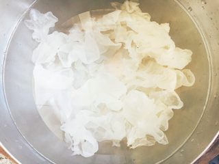 5、 美容养颜 润肺止咳 冰糖银耳炖雪梨,放入适量的水。