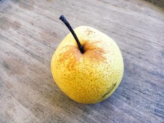 8、 美容养颜 润肺止咳 冰糖银耳炖雪梨,雪梨1只。