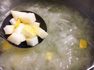 10、 美容养颜 润肺止咳 冰糖银耳炖雪梨,把梨丁放入煮好的银耳粥里。