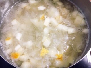 11、 美容养颜 润肺止咳 冰糖银耳炖雪梨,小火煮10分钟左右,把梨煮软了。