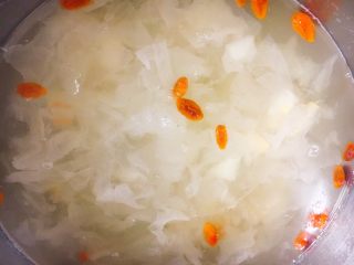 12、 美容养颜 润肺止咳 冰糖银耳炖雪梨,最后放入少许的枸杞即可。