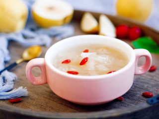 13、 美容养颜 润肺止咳 冰糖银耳炖雪梨,成品图。