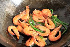5、油焖虾,倒入煎好的虾，略炒均匀
