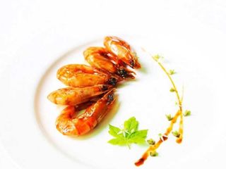 12、油焖虾,摆入虾即成，当然也可以全部虾摆入，造型任君选择