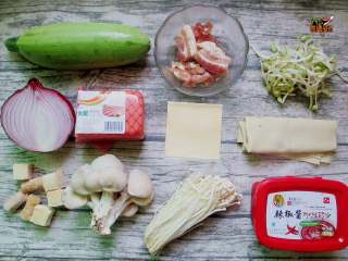 1、家庭版韩式部队火锅,准备食材