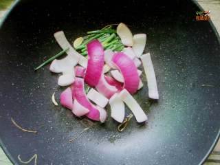 2、家庭版韩式部队火锅,锅中放入2勺油,把葱姜蒜、洋葱煸香