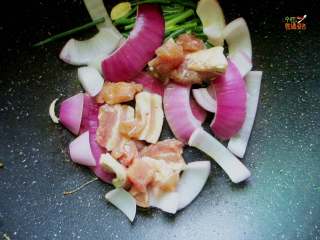 3、家庭版韩式部队火锅,放入五花肉片,翻炒