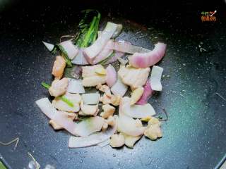 4、家庭版韩式部队火锅,小火把五花肉煸出油