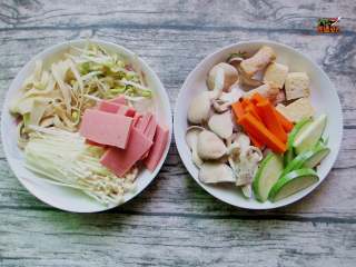 5、家庭版韩式部队火锅,准备所有配菜,清洗干净,该切的切开