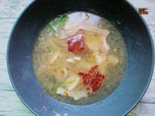 6、家庭版韩式部队火锅,加入热水(锅热以后,如果直接倒入冷水容易使涂层开裂,所以直接加入热水比较好),