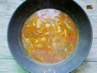 7、家庭版韩式部队火锅,在热水中放入韩式辣酱、酱油、料酒、白糖、辛拉面调料