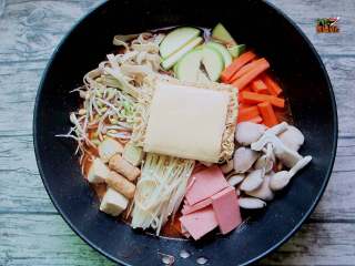 8、家庭版韩式部队火锅,放入准备好的所有配菜