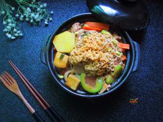 11、家庭版韩式部队火锅,朋友聚会时来上这么一锅,大家围坐在一起热热闹闹的开吃吧。