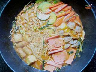 9、家庭版韩式部队火锅,煮的时候, 注意把底下的食材用筷子轻轻拨动下,别粘锅了。