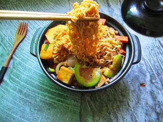 13、家庭版韩式部队火锅,吃的时候可以放在能加热的锅中继续最小火加热,越煮越入味哦~~