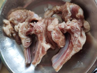 1、法式香煎小羊排--家庭版，足不出户吃法餐,羊排清洗，切小段。