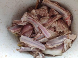 2、法式香煎小羊排--家庭版，足不出户吃法餐,加入酱油，黑胡椒，盐，啤酒，腌制40分钟，让羊排入味，同时出血水。