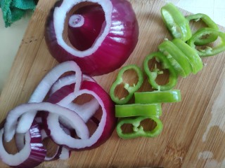 4、法式香煎小羊排--家庭版，足不出户吃法餐,洋葱，青椒，土豆，胡萝卜切好备用。