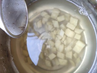 5、法式香煎小羊排--家庭版，足不出户吃法餐,土豆，胡萝卜，口蘑，过水焯熟。