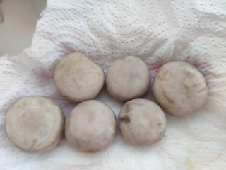 6、法式香煎小羊排--家庭版，足不出户吃法餐,焯熟捞出，当厨房用纸吸水。