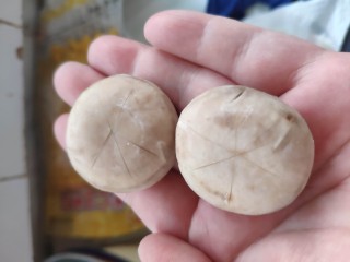 7、法式香煎小羊排--家庭版，足不出户吃法餐,口蘑滤干水后，用刀划三道，以便煎入味。