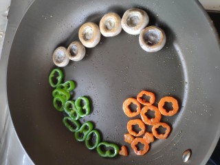 8、法式香煎小羊排--家庭版，足不出户吃法餐,平底锅刷橄榄油，小火煎一下蔬菜，待颜色金黄后取出，晾凉待用。