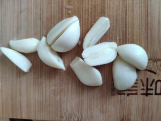 9、法式香煎小羊排--家庭版，足不出户吃法餐,取大蒜若干，切两半，待用。