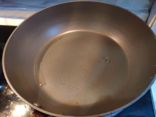 10、法式香煎小羊排--家庭版，足不出户吃法餐,平底锅大火烧热，加入橄榄油。转小火。