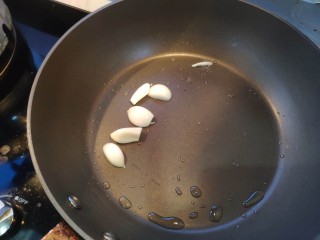 11、法式香煎小羊排--家庭版，足不出户吃法餐,加入大蒜煸香。