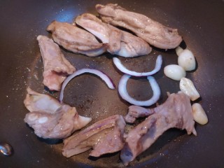 13、法式香煎小羊排--家庭版，足不出户吃法餐,翻2次后，加入洋葱提香。