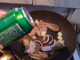 14、法式香煎小羊排--家庭版，足不出户吃法餐,加入啤酒，盖锅盖焖至水分挥发。