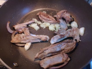 20、法式香煎小羊排--家庭版，足不出户吃法餐,焖完水分开锅盖，加入土豆。