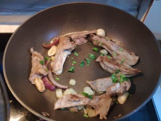 21、法式香煎小羊排--家庭版，足不出户吃法餐,加入香菜，按照喜好撒孜然，黑胡椒。