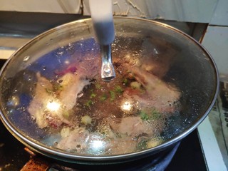 22、法式香煎小羊排--家庭版，足不出户吃法餐,盖上锅盖焖香一分钟即可。