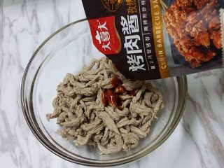 4、#食二星座# 酱爆牛肉丝,沥干后放至碗中加入酱料