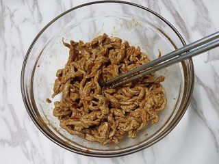 5、#食二星座# 酱爆牛肉丝,拌匀腌制1~2小时左右