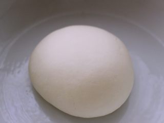 2、花样豆沙包,白糖好好的面团盖上锅盖进行醒发、因为北方家家有暖气、所以很快就会醒发好的