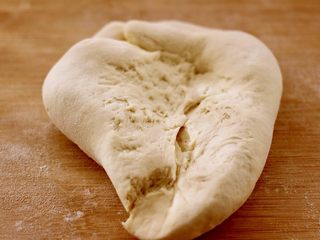 4、花样豆沙包,面板上放上食用碱和少许面粉、馒头好不好吃在于要把面团揉至扩展到细腻光滑、所以要用手死劲往前推、因为做馒头的时候、只有我一人在家、没人配合拍照、只能拍成这样