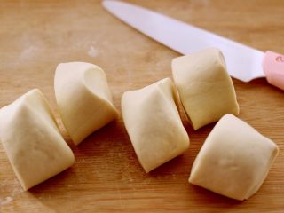 5、花样豆沙包,揉好的面团搓成长条后、用刀分成大小一致的剂子的面团