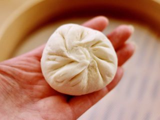 8、花样豆沙包,把周围都捏紧、不要露馅就可以
