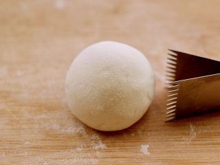 9、花样豆沙包,然后用手滚圆、用工具做出自己喜欢的花样